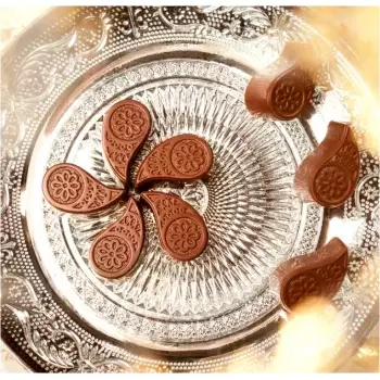 Polycarbonate Sherazade Paisley Drop Chocolate Mold - 38.5 x 22.5 x 17.5 mm - 12.5gr - 3x5 Cavity - 275x135x24mm