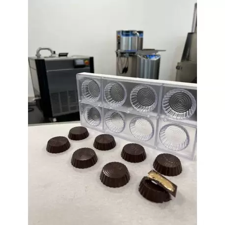Professional Polycarbonate Chocolate Mold - Round Spiral Cups - 51x51x16mm - 30 gr - 8 cavities - 275 x 135 x 24 mm Professional Polycarbonate Chocolate Mold - Round Spiral Cups - 51x51x16mm - 30 gr - 8 cavities - 275 x 135 x 24 mm
