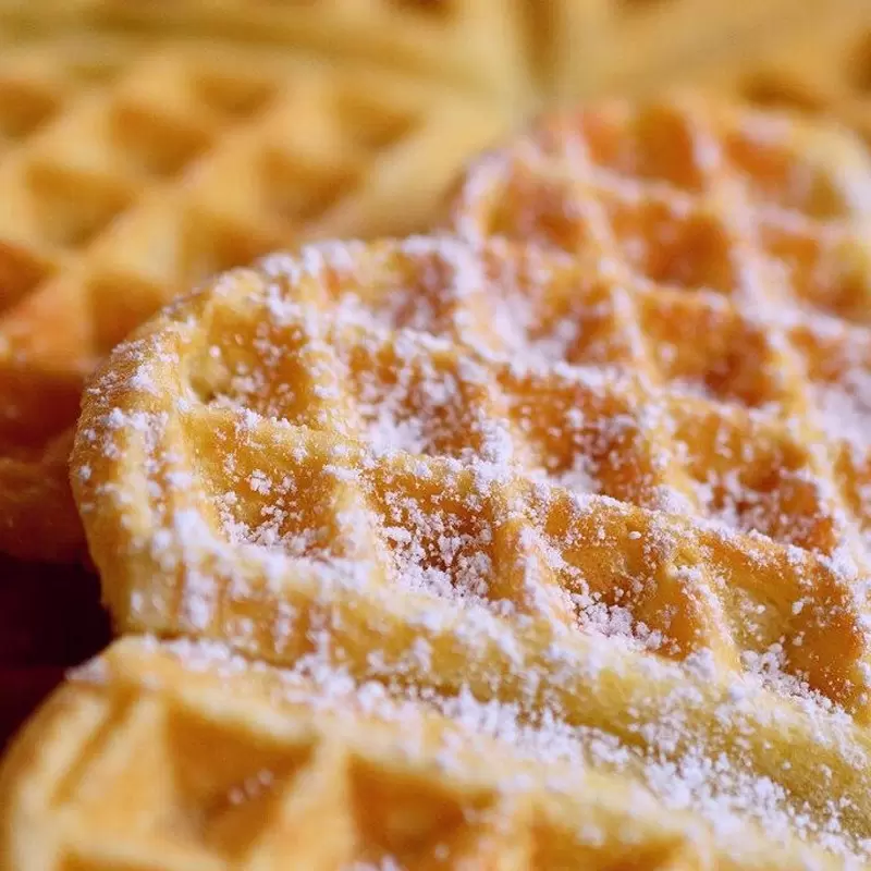 Belgian High Quality Cast Iron Electric Waffle Iron for Heart Shaped Waffles - 12 Waffles Belgian High Quality Cast Iron Electric Waffle Iron for Heart Shaped Waffles - 12 Waffles