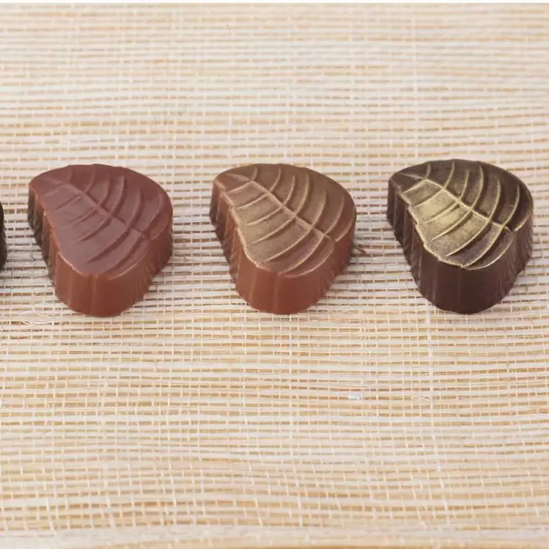 Professional Polycarbonate Leaf Shaped Chocolate Mold - 37 mm x 31 mm x h 16 mm - 28 cavity - 14gr Professional Polycarbonate Leaf Shaped Chocolate Mold - 37 mm x 31 mm x h 16 mm - 28 cavity - 14gr