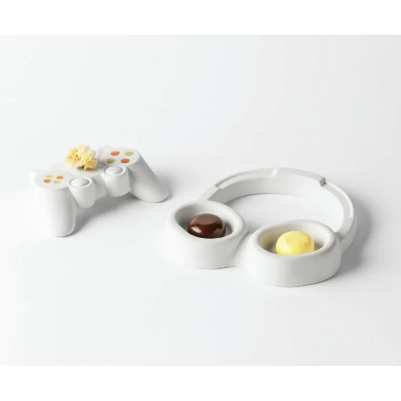 Handcrafted Fine Porcelain Headphone Plate 17 x 17 x 3 cm - Set of 3 Handcrafted Fine Porcelain Headphone Plate 17 x 17 x 3 cm - Set of 3