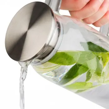 APS Carafe 50-3/4 oz. clear glass w/ SS matte lid & strainer handled drip-free